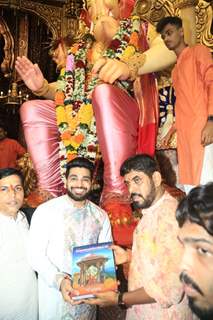 Shiv Thakare visit Lalbaugcha Raja to seek blessings of Ganpati Bappa 