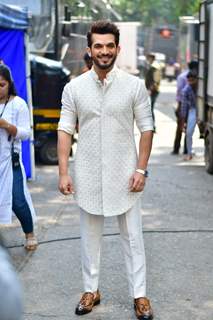 Arjun Bijlani clicked on the set of India's Got Talent 