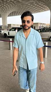 Shikhar Pahariya gets clicked at the Mumbai airport 