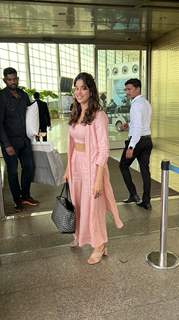 Janhvi Kapoor gets clicked at the Mumbai airport 
