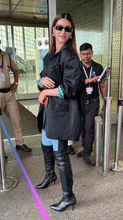 Kriti Sanon get clicked at the Mumbai airport 