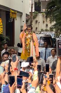  Amitabh Bachchan greets his fans on his 81st birthday outside his residence in Mumbai