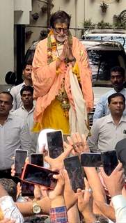  Amitabh Bachchan greets his fans on his 81st birthday outside his residence in Mumbai