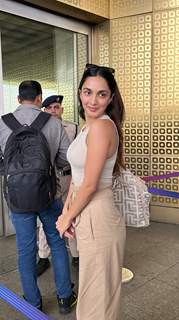 Kiara Advani snapped at the airport 