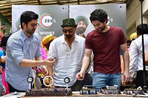 Sunny Deol snapped celebrates his birthday with sons Rajveer Deol and Karan Deol