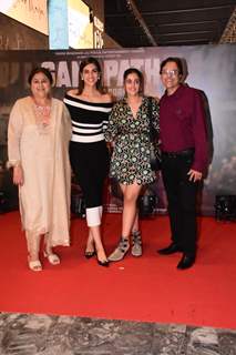 Kriti Sanon, Nupur Sanon poses with her family 