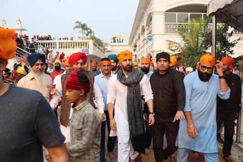 Ranbir Kapoor, Bobby Deol, Sandeep Reddy Vanga, Bhushan Kumar, Pranay Reddy Vanga, and Shiv Chanana, seeks blessings at Bangla Saheb Gurudwara in Delhi