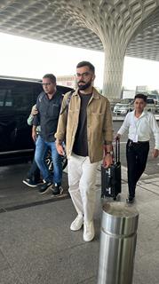 Virat Kohli snapped at the Mumbai airport 