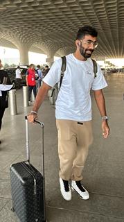  Jasprit Bumrah snapped at the Mumbai airport 