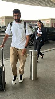  Jasprit Bumrah snapped at the Mumbai airport 