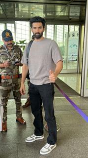 Aditya Roy Kapur snapped at the Mumbai airport 