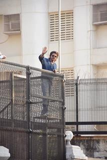 SRK greet fans outside Mannat