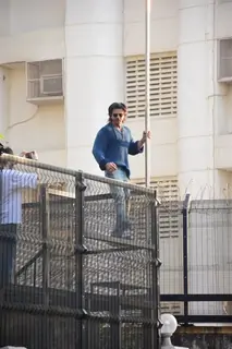 SRK greet fans outside Mannat