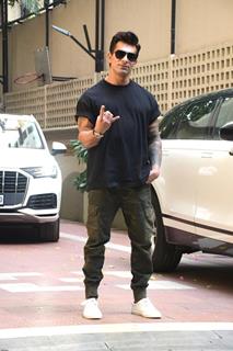 Karan Singh Grover snapped in the city 