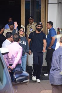 Katrina Kaif and Vicky Kaushal snapped at the Mumbai airport 