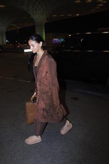 Alia bhatt snapped at the airport 