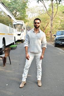 Shahid Kapoor snapped promoting his upcoming film Teri Baaton Mein Aisa Uljha Jiya on the set of Bigg Boss 17