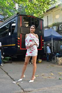 Kriti Sanon spotted promoting her upcoming film Teri Baaton Main Aise Uljha Jiya on the set of Jhalak Dikhhla Jaa 11