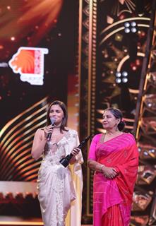 Shabana Azmi and Alia Bhatt performing at the Filmfare Awards