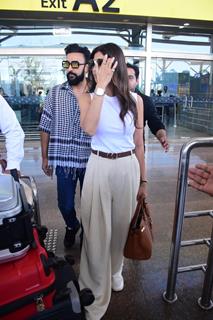 Shilpa Shetty and Raj Kundra snapped at the Goa airport to attend Rakul Preet and Jackky Baghnani's wedding