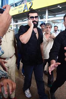 Arjun Kapoor snapped at the Goa airport to attend Rakul Preet and Jackky Baghnani's wedding