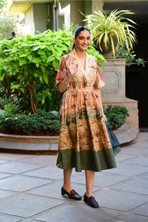 Sonam Kapoor snapped at Jehangir birthday party