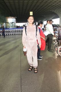 Dhvani Bhanushali spotted at the airport
