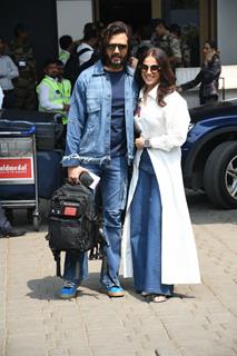 Riteish Deshmukh and Genelia Deshmukh snapped at the airport