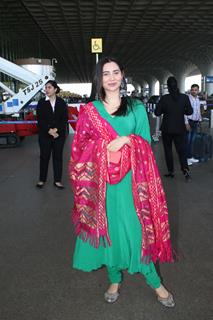 Zara Khan spotted at the airport