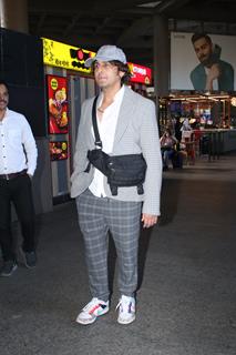 Sonu Nigam spotted at the airport