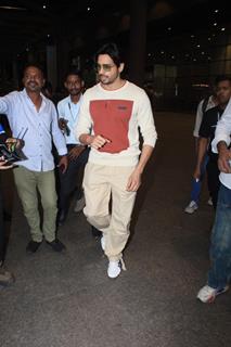 Sidharth Malhotra snapped at the airport