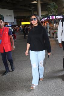Hina Khan snapped at the Mumbai airport 