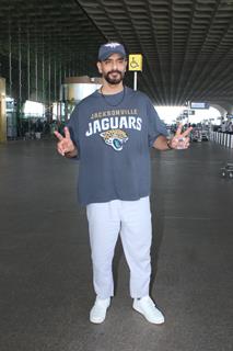 Angad Bedi snapped at the airport