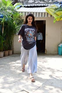 Disha Patani snapped in Santacruz 