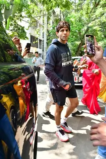 Kartik Aaryan spotted in Juhu