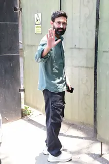 Vikrant Massey spotted Vidhu Vinod Chopra house in Bandra