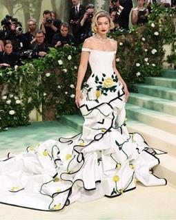 Gigi Hadid grace Red carpet of Met Gala 2024 