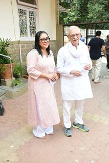 Gulzar snapped after their Lok Sabha Election voting