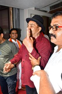 Dharmendra snapped after their Lok Sabha Election voting