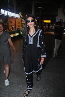 Shruti Haasan snapped at the airport