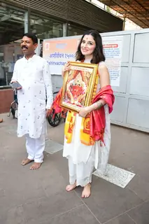 Divya Khossla snapped visiting Siddhivinayak temple for darshan