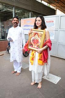 Divya Khossla snapped visiting Siddhivinayak temple for darshan