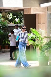Kareena Kapoor snapped outside residence in Bandra