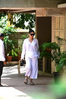 Kareena Kapoor snapped at residence in Bandra