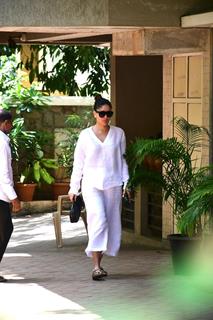 Kareena Kapoor snapped at residence in Bandra