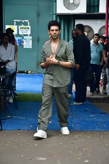 Kartik Aaryan snapped in Juhu