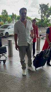 Randeep Hooda spotted at the airport