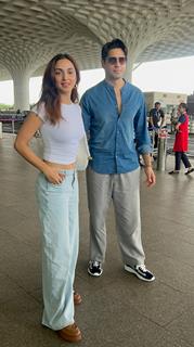 Sidharth Malhotra and Kiara Advani snapped at the airport