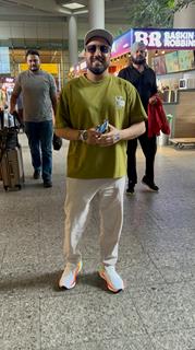 Mika Singh snapped at the airport