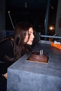 Elnaaz Norouzi Celebrates her birthday with paps